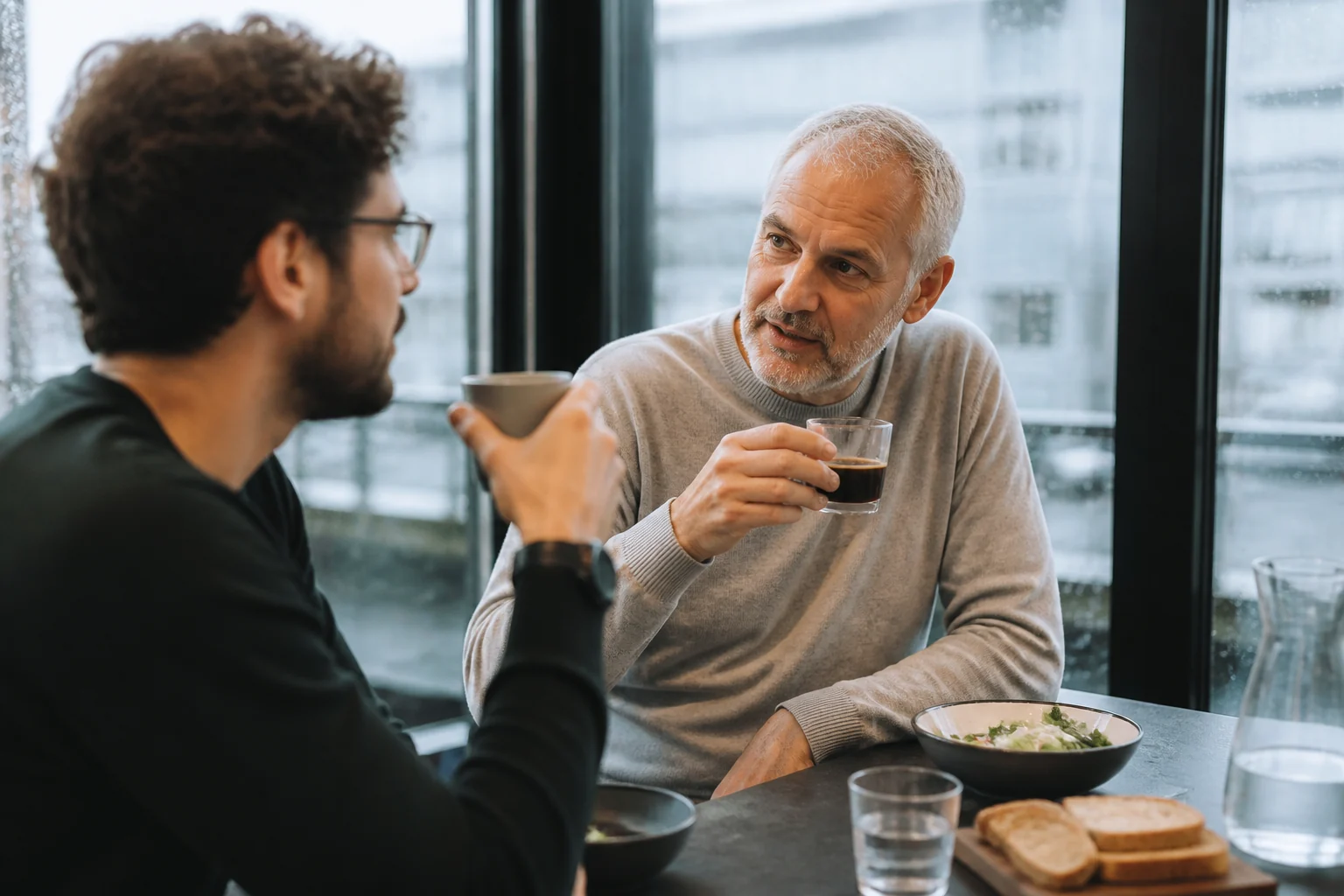 Photographie éditoriale en lien avec « Café et caféine : profiter du rituel sans sacrifier le sommeil »