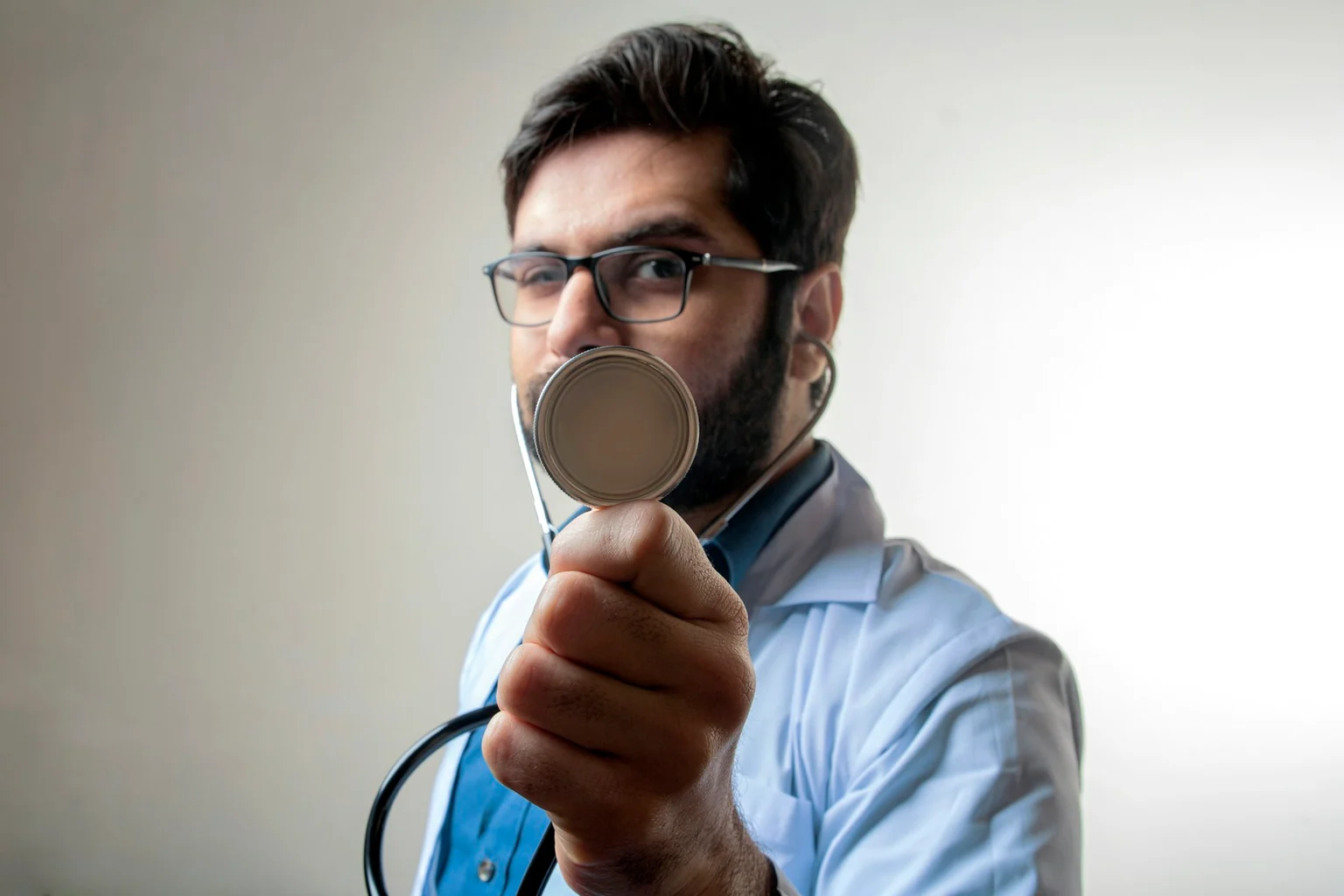 Photographie éditoriale en lien avec « Chute de cheveux chez l’homme : diagnostic avant gummies et lotions miracle »