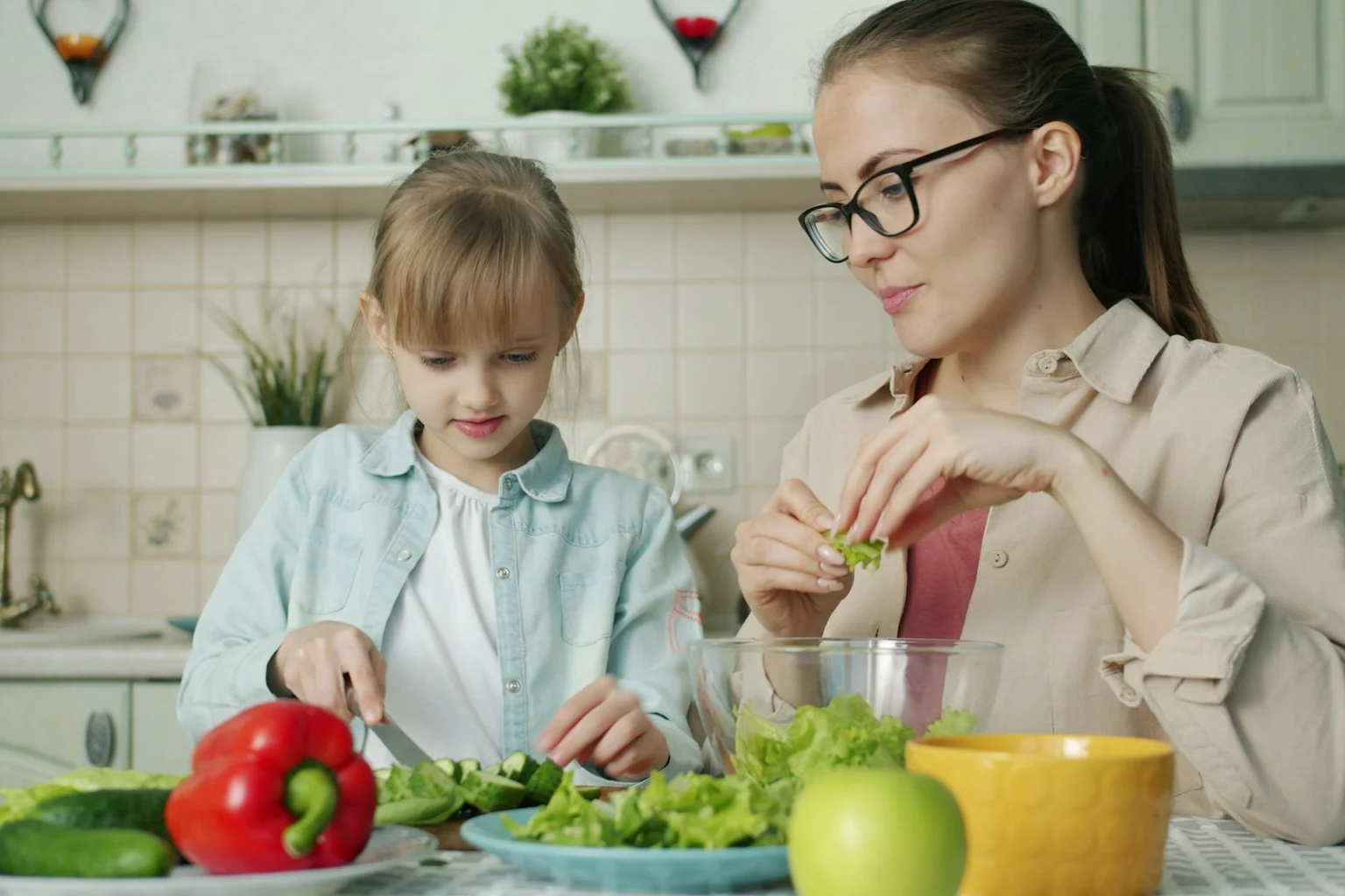 Photographie éditoriale en lien avec « Cuisine en couple : répartir la charge mentale autant que les recettes »
