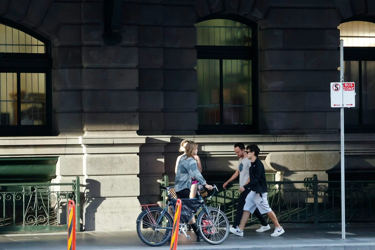Photographie éditoriale en lien avec « Faire ses courses à pied : porter sans surcharger un seul côté »