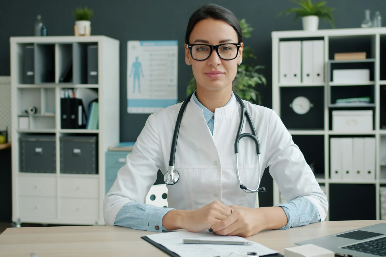 Photographie éditoriale en lien avec « Lire une notice de médicament : bénéfices, risques et moment de demander conseil »
