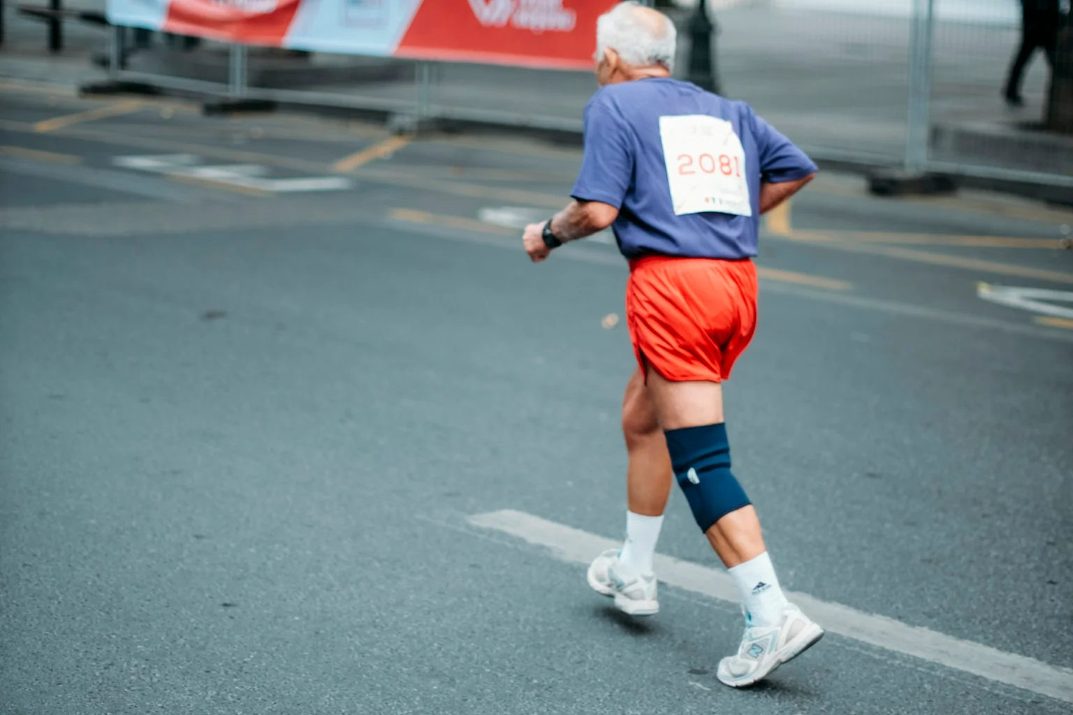 Photographie éditoriale en lien avec « Puissance musculaire avec l’âge : bouger vite sans charge dangereuse »