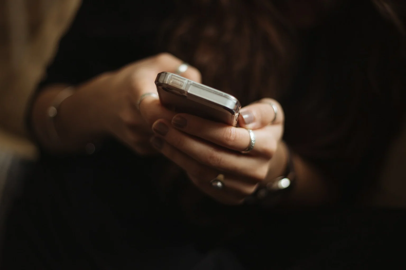 Photographie éditoriale en lien avec « Réseaux sociaux au réveil : protéger les trente premières minutes »