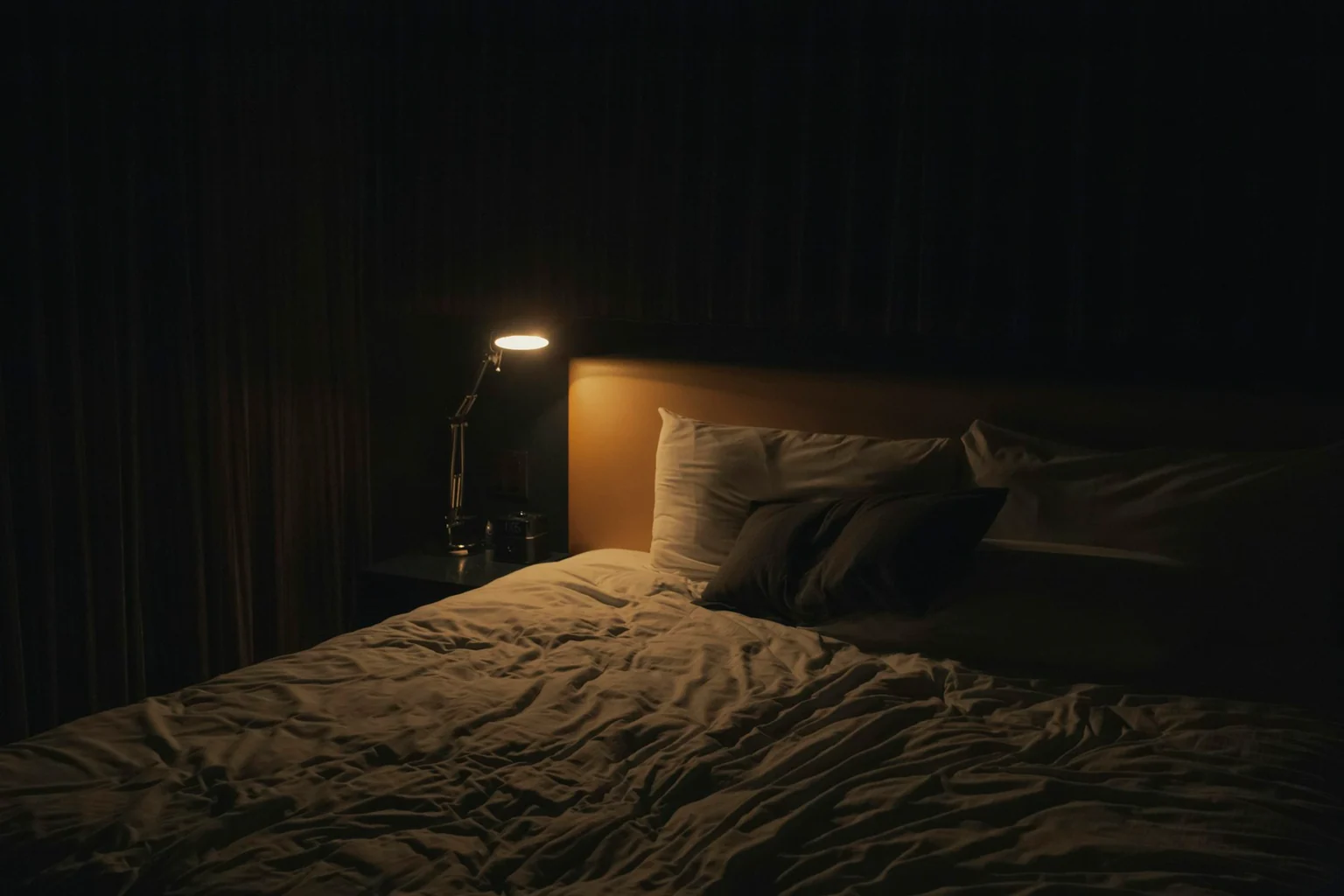 Photographie éditoriale en lien avec « Rideaux occultants : utiles si la lumière retarde ou fragmente le sommeil »