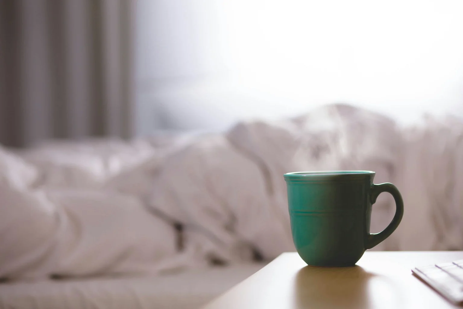 Photographie éditoriale en lien avec « Se coucher plus tôt : pourquoi rester au lit éveillé peut aggraver le problème »