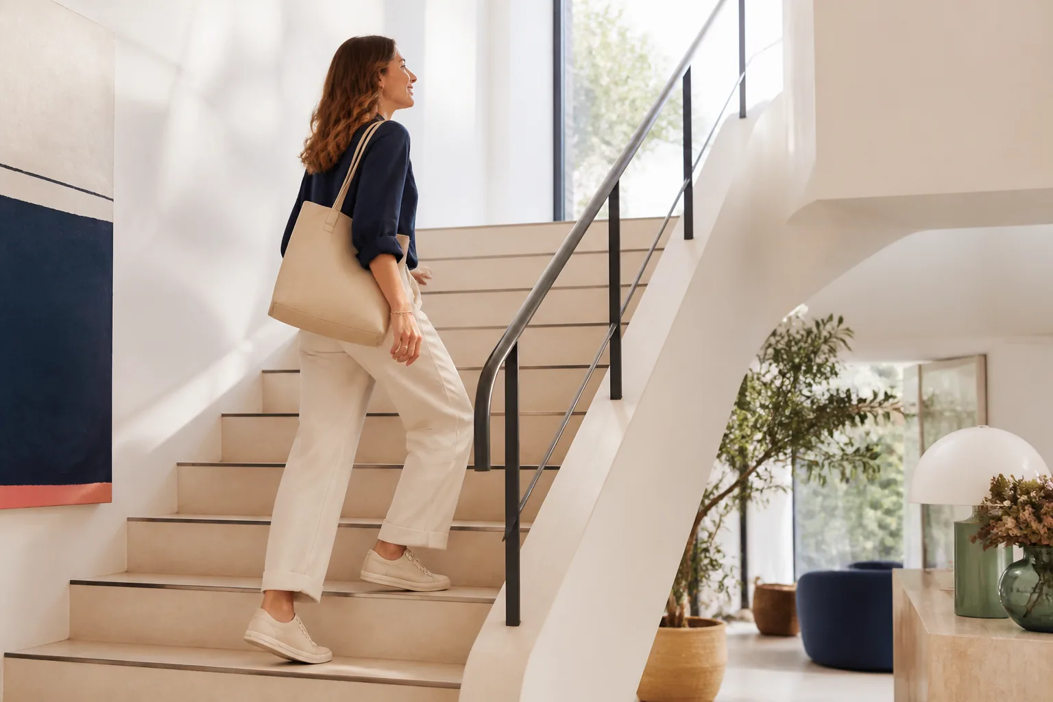 Personne active au quotidien montant des escaliers avec sac et chaussures confortables